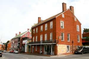 After a destructive fire in the 1790s, brick Federal style commercial buildings became popular in Lexington. Photo credit: Cville dog via Wikimedia Commons